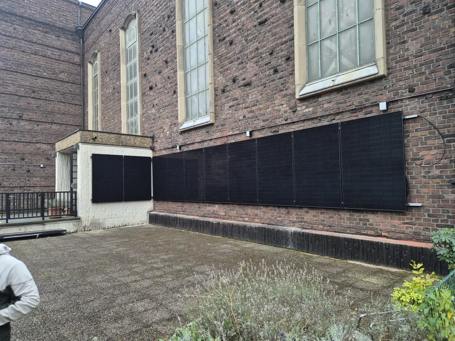 BALOGH Verkabelung&Montage-Service - Hausrückseite Solarplatten befestigt