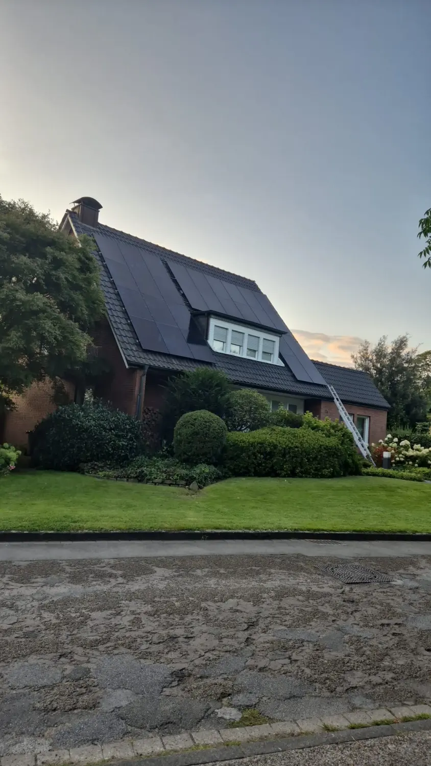 BALOGH Verkabelung&Montage-Service - Haus außen, PV-Anlage auf dem Dach