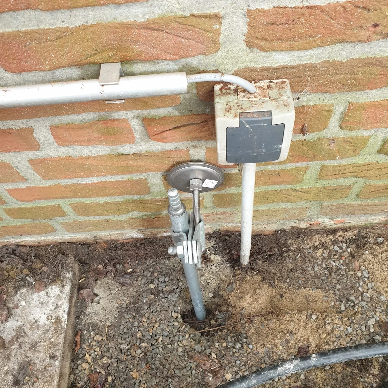 BALOGH Verkabelung&Montage-Service - Hauswand-Außenverrohrung